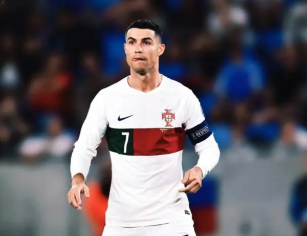 4: 0 đến 2: 0! 2 bàn thắng đã bị thổi bay, Ronaldo đã ghi 10 bàn sau 8 trận, lập kỷ lục 3 ** Bồ Đào 
